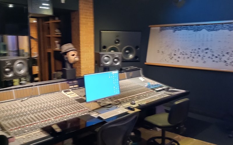 Dettaglio consolle di mixaggio e mastering Bach Studio