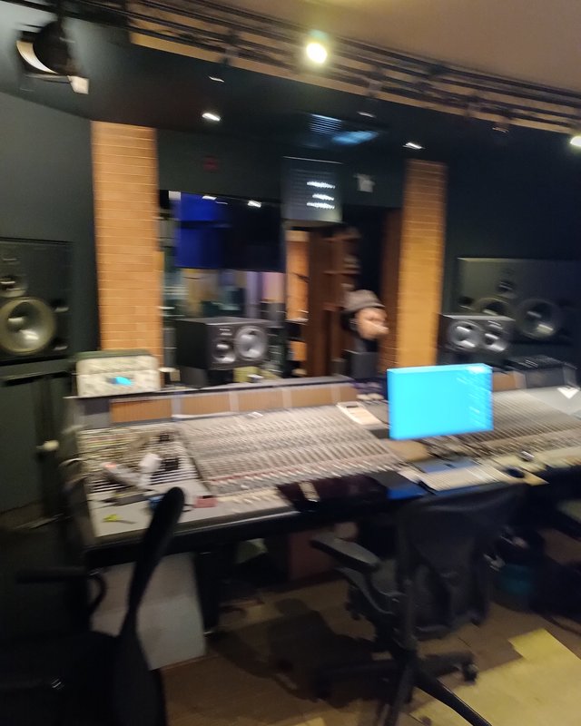 Microfono da studio professionale e Live Room acusticamente trattata