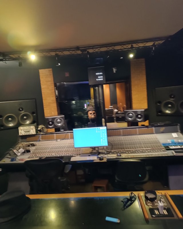 Sala ripresa acustica con pianoforte e strumenti a Milano